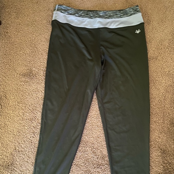 NWOT- Essenza Workout Leggings - Picture 1 of 3